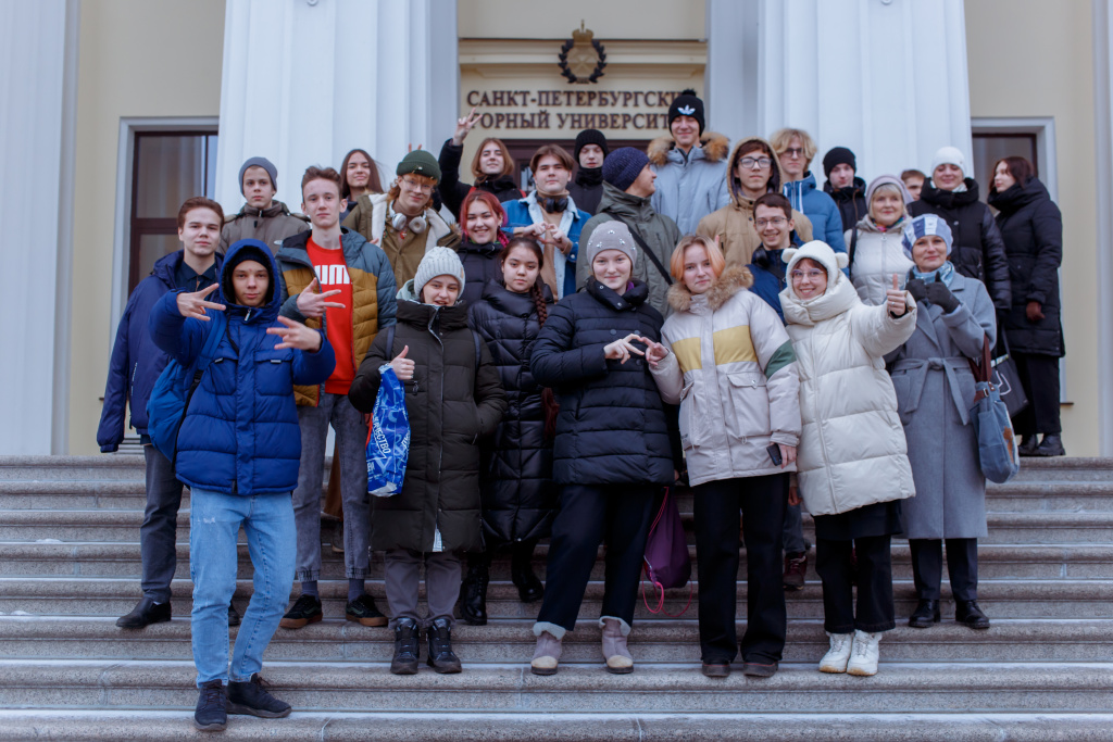 Волонтеры КПЭГ организовали для школьников экскурсию в Горный университет