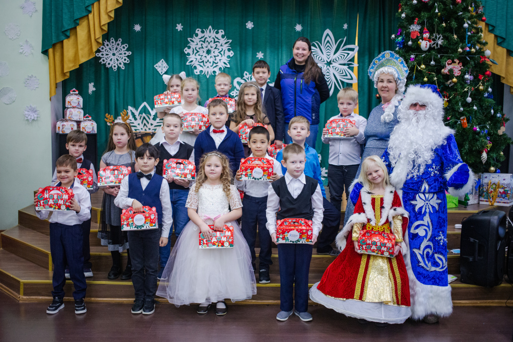Волонтеры КПЭГ провели новогодние утренники для детей Кингисеппского района