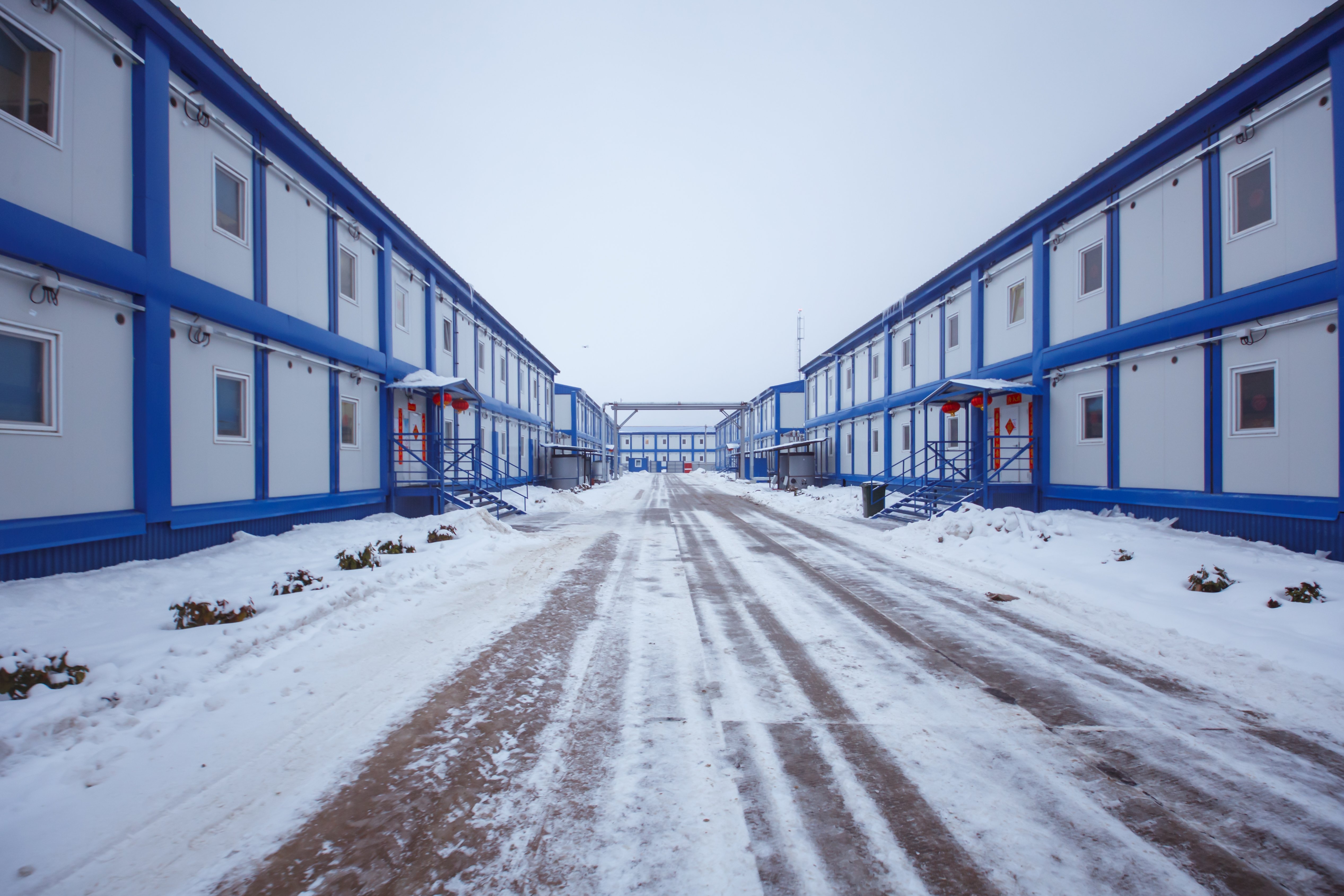 Автономный и комфортный быт: строители КПЭГ в Усть-Луге завершают заселение первого корпуса в вахтовом жилом комплексе