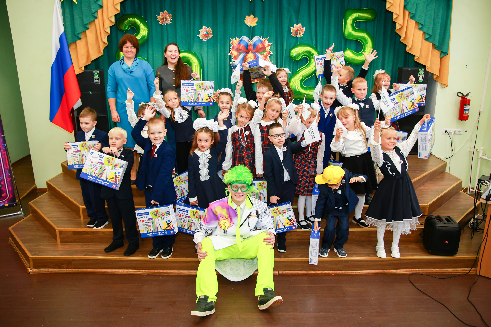 Волонтеры БХК показали научное шоу на Дне знаний в Кракольской школе