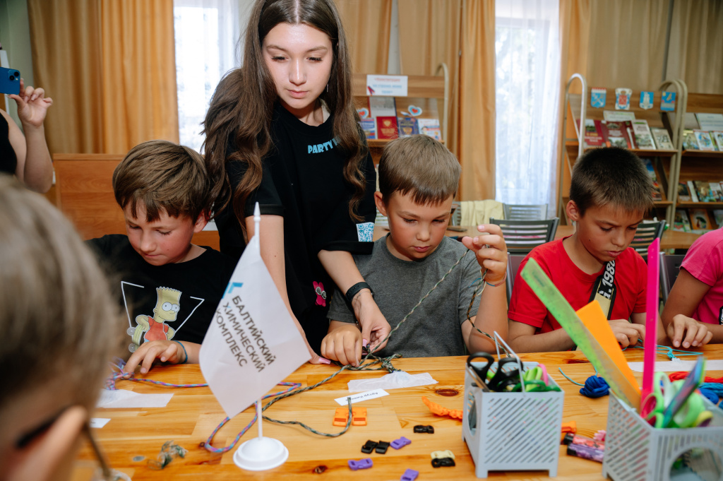 Волонтеры БХК организовали для жителей Усть-Луги мастер-класс по плетению из паракорда